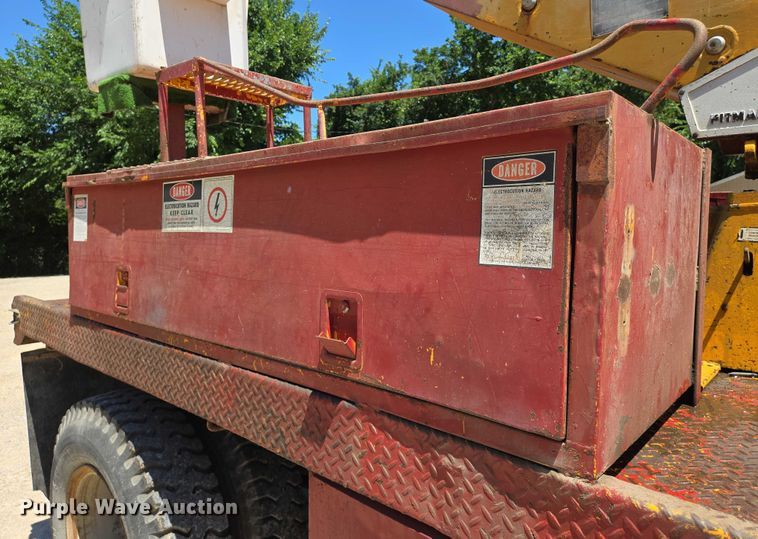 image for item EN8165 1982 Ford F700 bucket truck