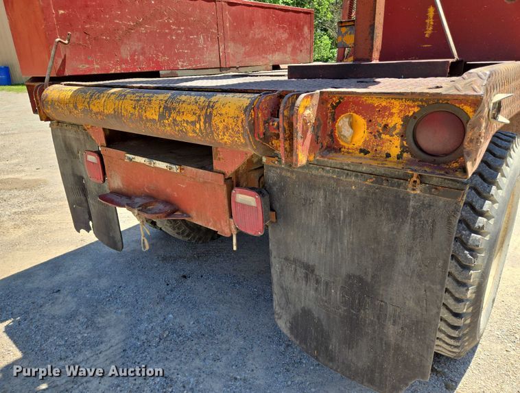 image for item EN8165 1982 Ford F700 bucket truck