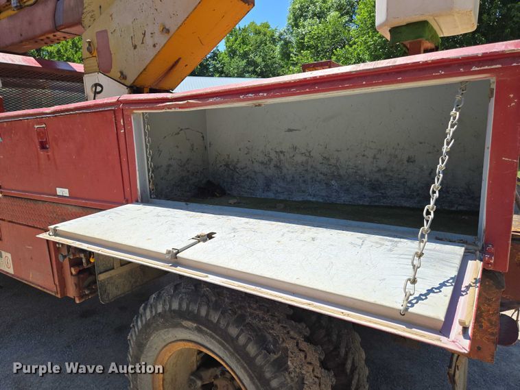 image for item EN8165 1982 Ford F700 bucket truck