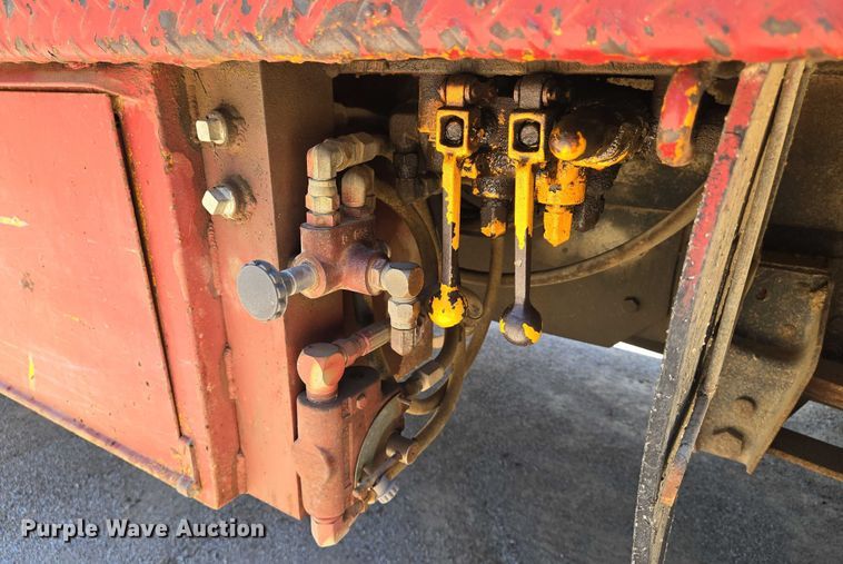 image for item EN8165 1982 Ford F700 bucket truck