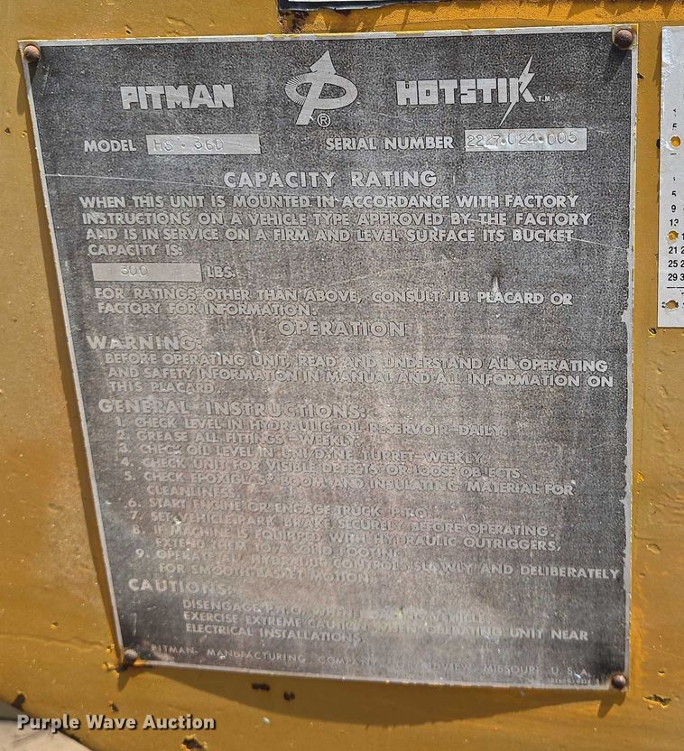 image for item EN8165 1982 Ford F700 bucket truck