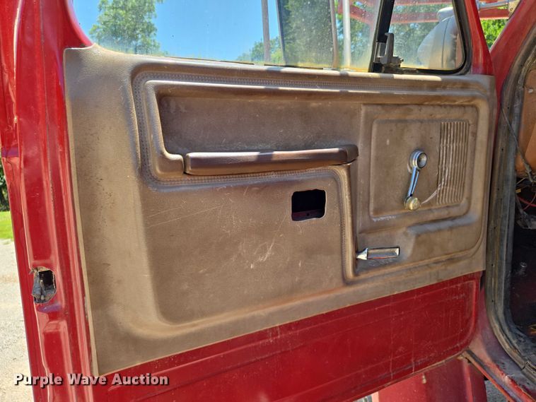 image for item EN8165 1982 Ford F700 bucket truck