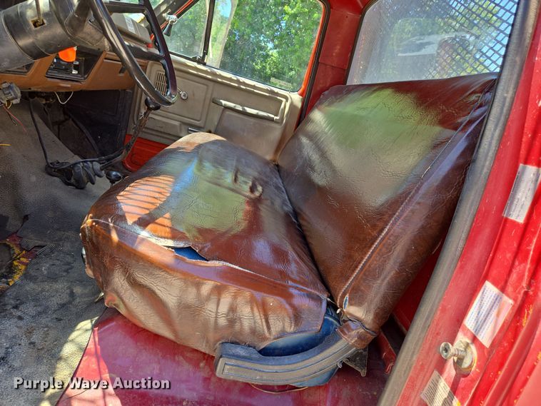 image for item EN8165 1982 Ford F700 bucket truck