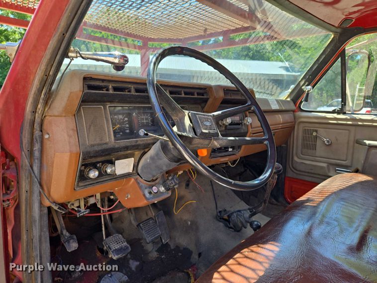 image for item EN8165 1982 Ford F700 bucket truck