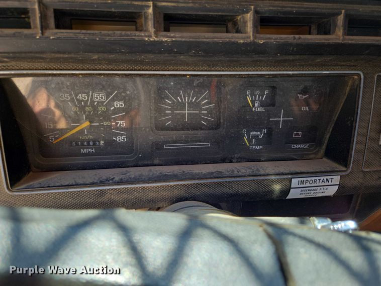 image for item EN8165 1982 Ford F700 bucket truck