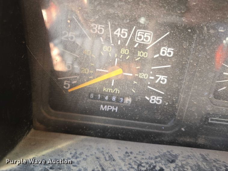 image for item EN8165 1982 Ford F700 bucket truck