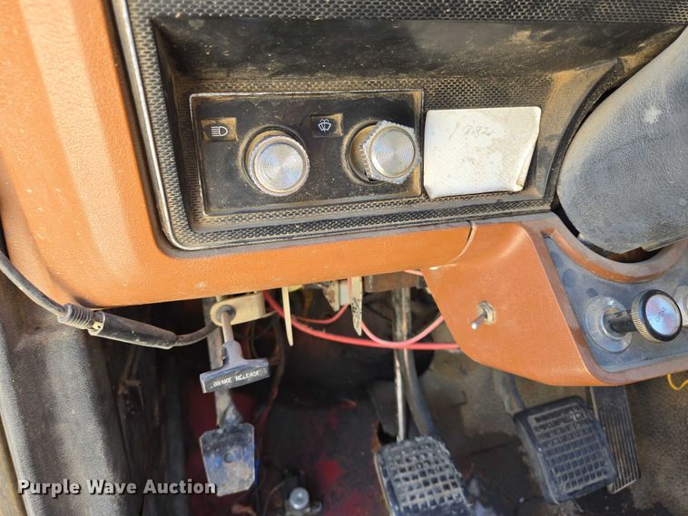 image for item EN8165 1982 Ford F700 bucket truck