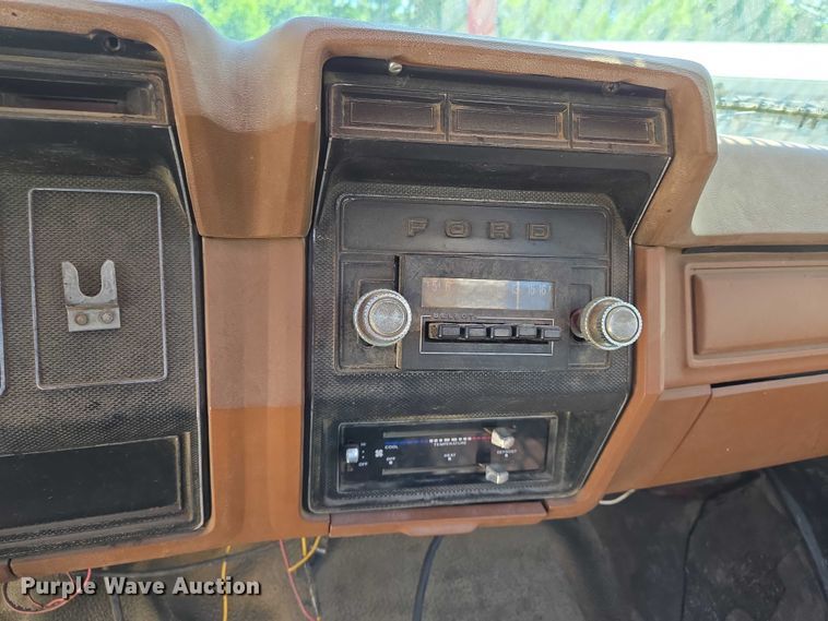 image for item EN8165 1982 Ford F700 bucket truck