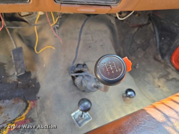 image for item EN8165 1982 Ford F700 bucket truck