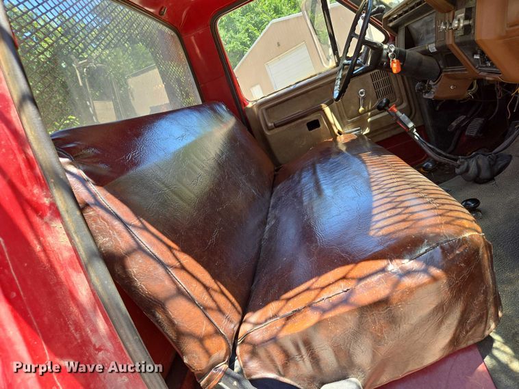 image for item EN8165 1982 Ford F700 bucket truck