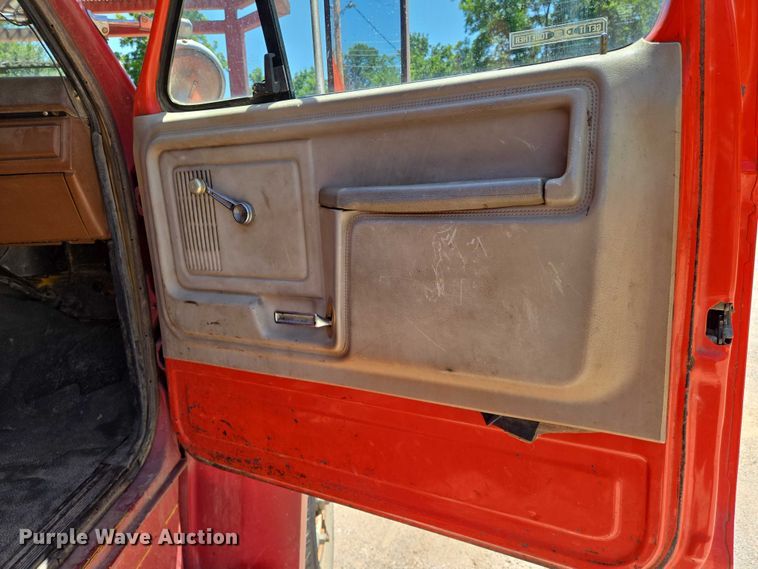 image for item EN8165 1982 Ford F700 bucket truck