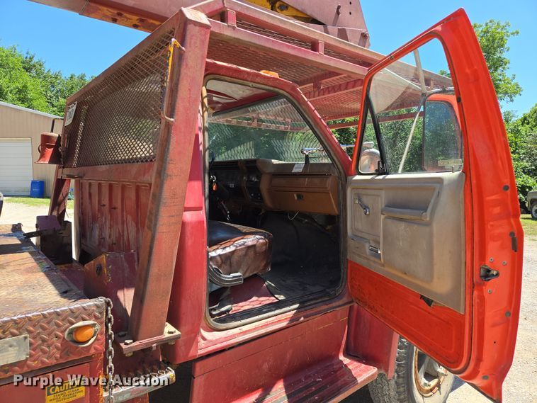 image for item EN8165 1982 Ford F700 bucket truck