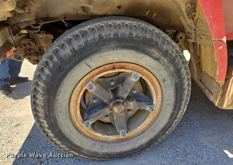 image for item EN8165 1982 Ford F700 bucket truck