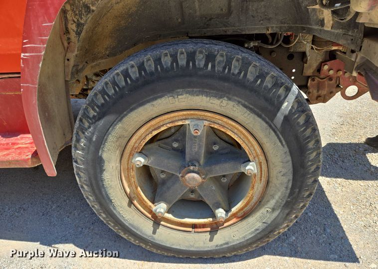 image for item EN8165 1982 Ford F700 bucket truck