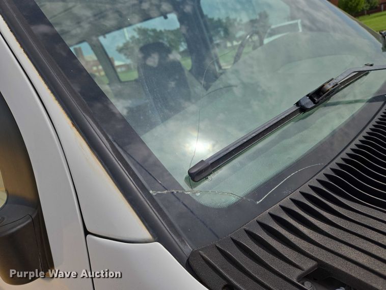 image for item EN8318 1998 Ford E250 van