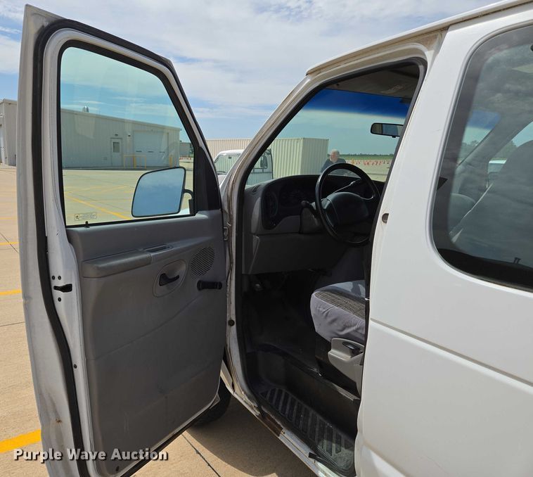 image for item EN8318 1998 Ford E250 van