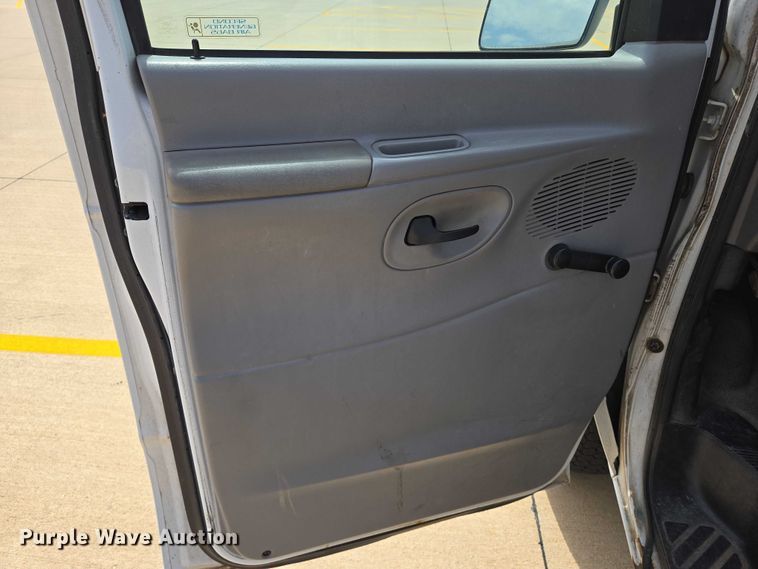 image for item EN8318 1998 Ford E250 van