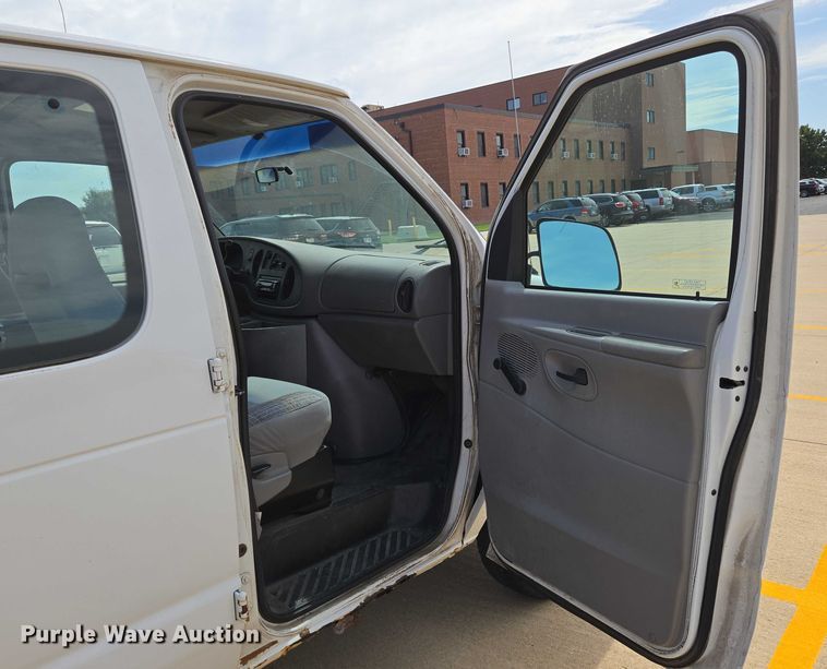 image for item EN8318 1998 Ford E250 van