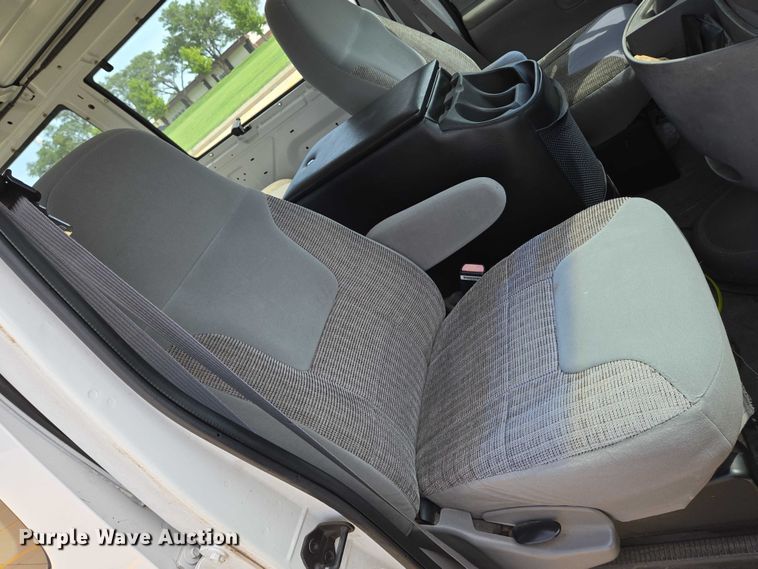 image for item EN8318 1998 Ford E250 van