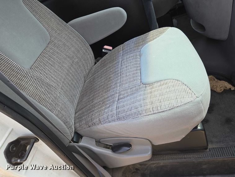 image for item EN8318 1998 Ford E250 van