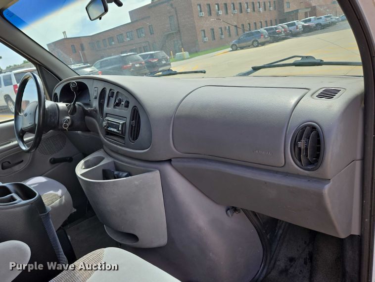 image for item EN8318 1998 Ford E250 van