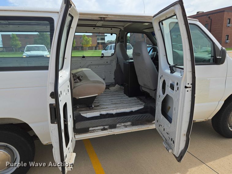image for item EN8318 1998 Ford E250 van