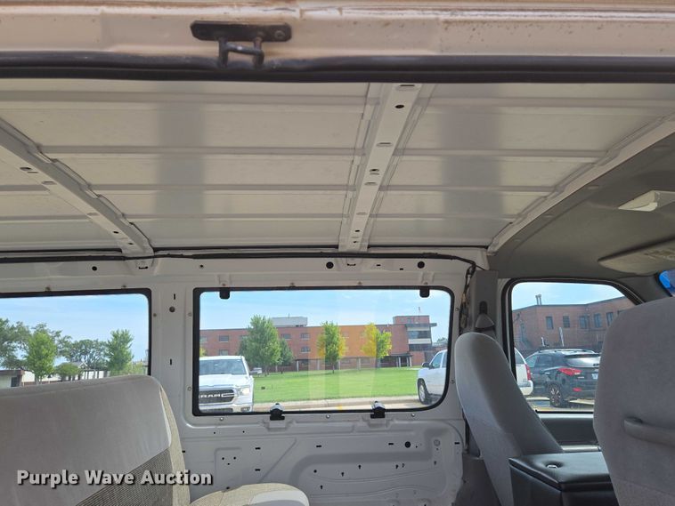 image for item EN8318 1998 Ford E250 van
