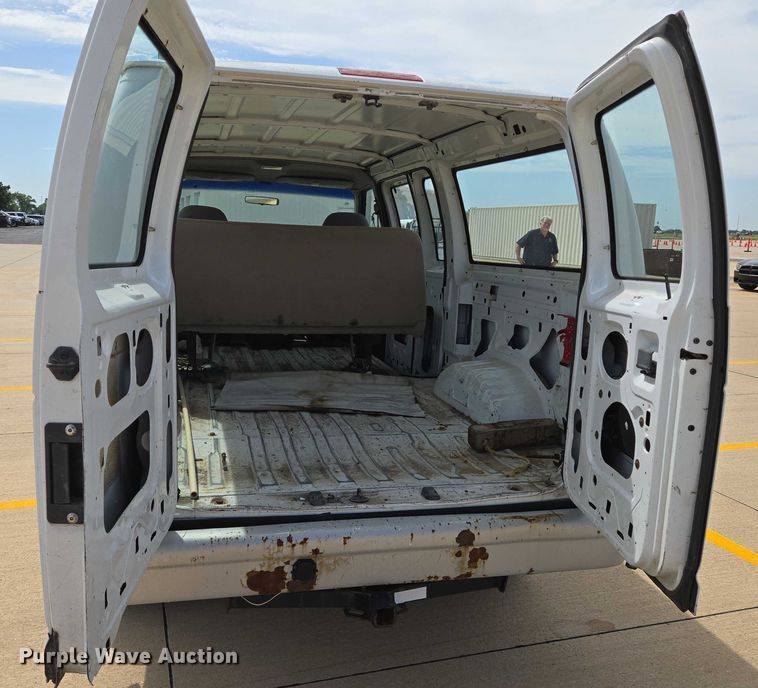 image for item EN8318 1998 Ford E250 van
