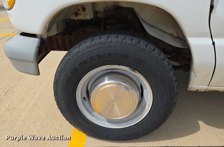 image for item EN8318 1998 Ford E250 van