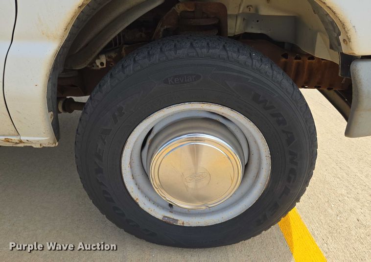 image for item EN8318 1998 Ford E250 van