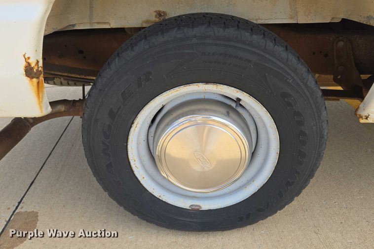 image for item EN8318 1998 Ford E250 van