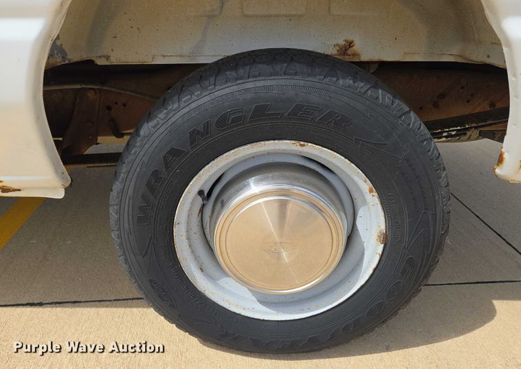 image for item EN8318 1998 Ford E250 van