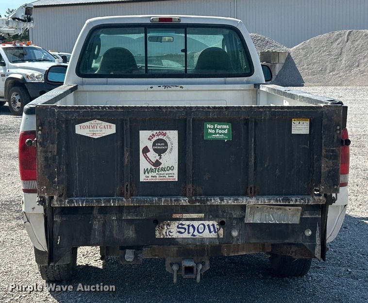 image for item ET3014 2003 Ford F250 Super Duty XL pickup truck