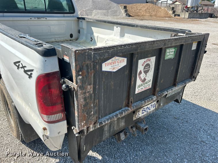 image for item ET3014 2003 Ford F250 Super Duty XL pickup truck