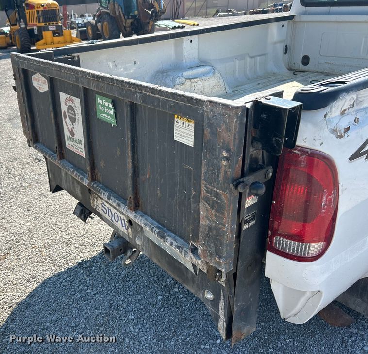 image for item ET3014 2003 Ford F250 Super Duty XL pickup truck