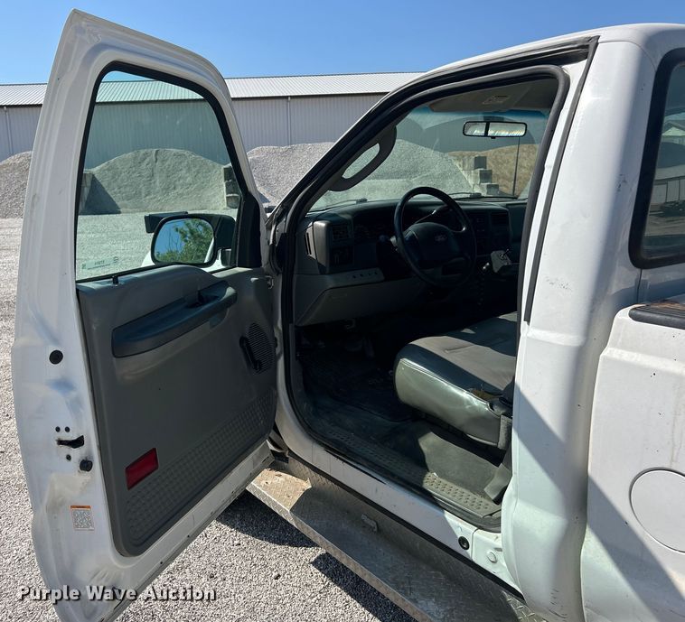 image for item ET3014 2003 Ford F250 Super Duty XL pickup truck