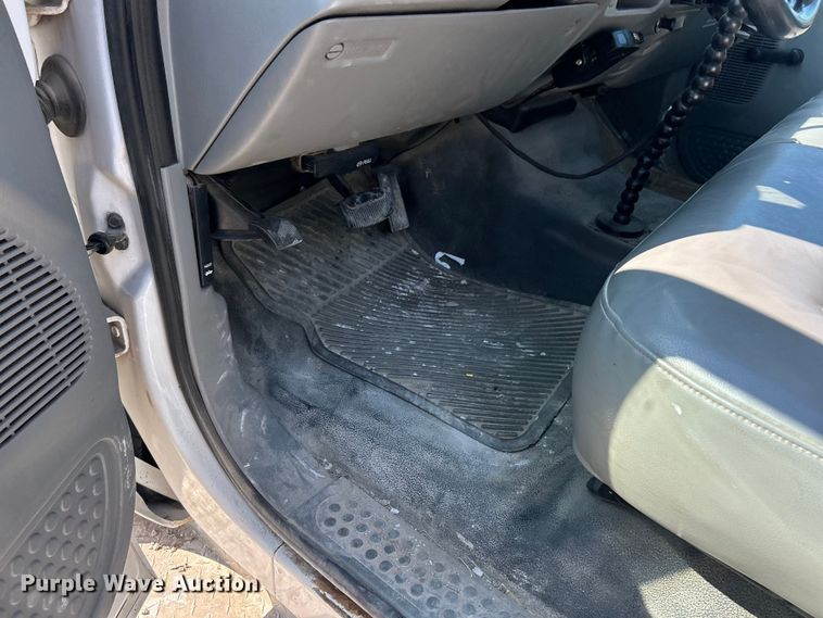 image for item ET3014 2003 Ford F250 Super Duty XL pickup truck