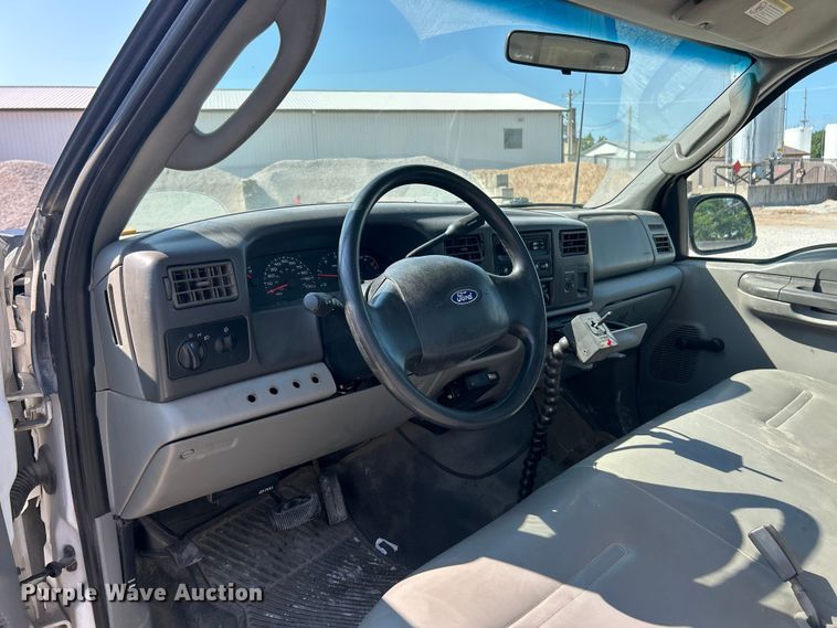 image for item ET3014 2003 Ford F250 Super Duty XL pickup truck