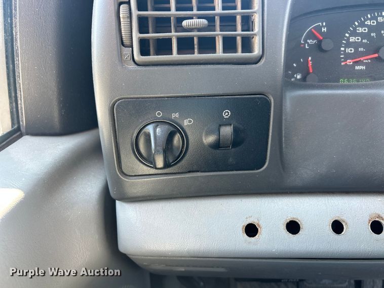 image for item ET3014 2003 Ford F250 Super Duty XL pickup truck