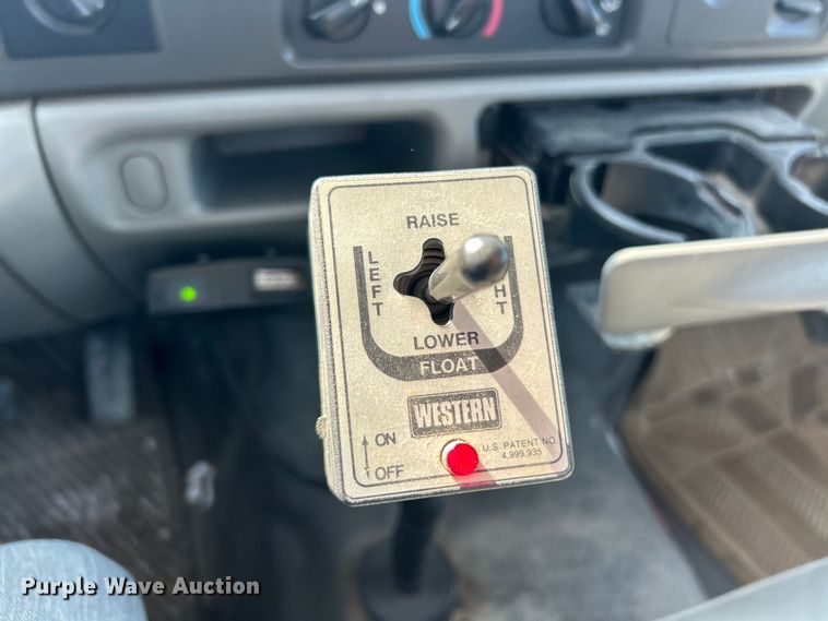 image for item ET3014 2003 Ford F250 Super Duty XL pickup truck