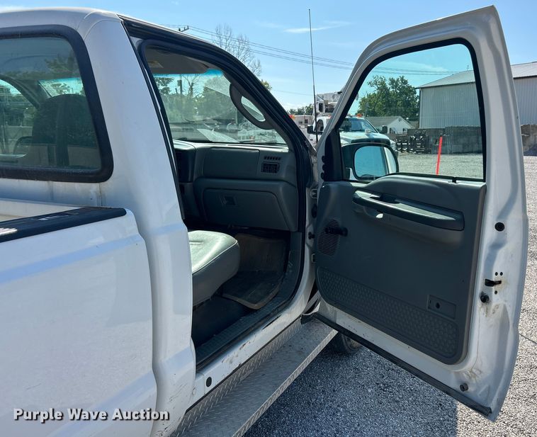 image for item ET3014 2003 Ford F250 Super Duty XL pickup truck