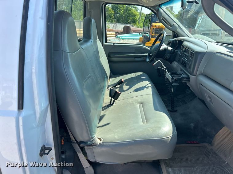 image for item ET3014 2003 Ford F250 Super Duty XL pickup truck