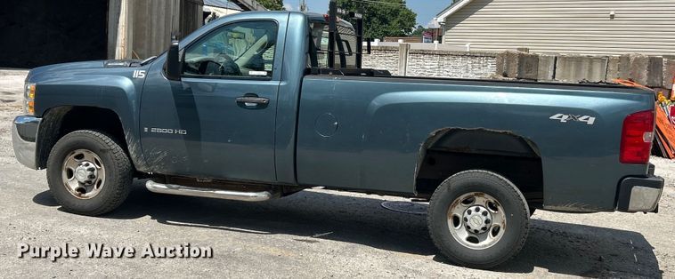 image for item ET3033 2007 Chevrolet Silverado 2500HD pickup truck