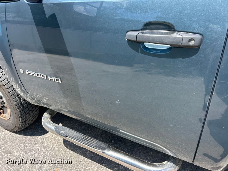 image for item ET3033 2007 Chevrolet Silverado 2500HD pickup truck