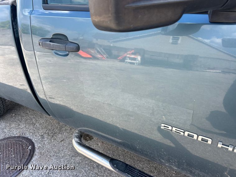 image for item ET3033 2007 Chevrolet Silverado 2500HD pickup truck