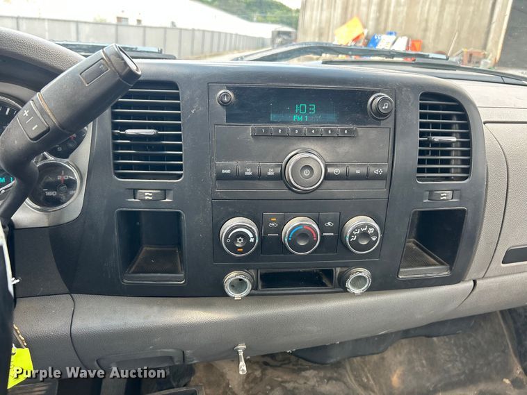 image for item ET3033 2007 Chevrolet Silverado 2500HD pickup truck