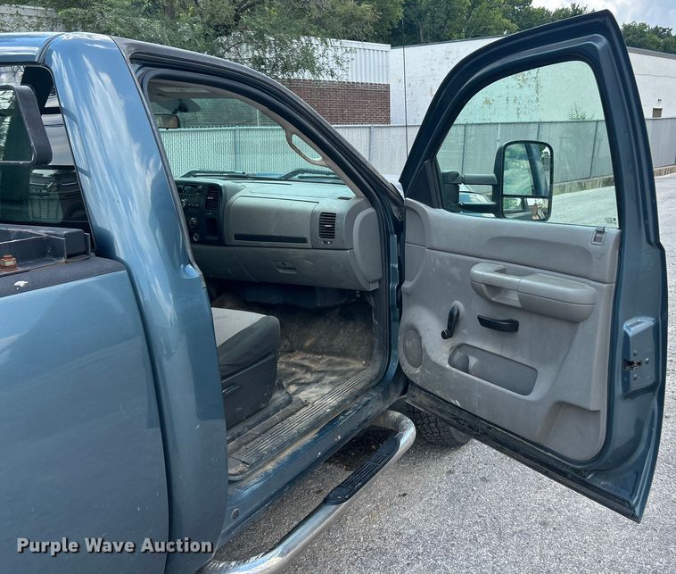 image for item ET3033 2007 Chevrolet Silverado 2500HD pickup truck