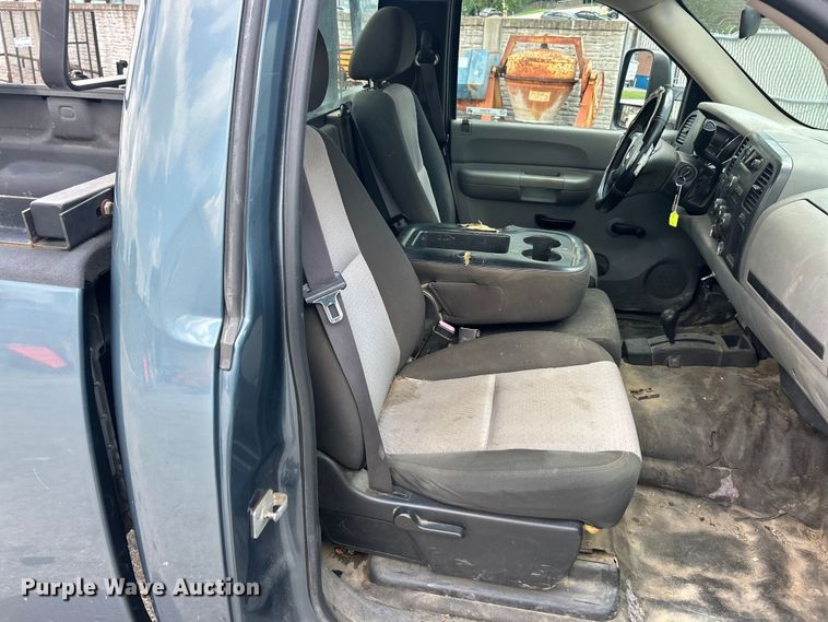 image for item ET3033 2007 Chevrolet Silverado 2500HD pickup truck