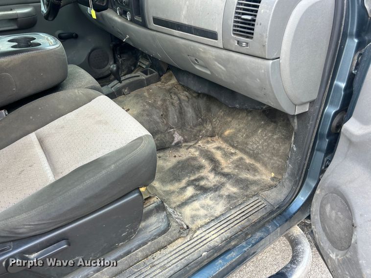 image for item ET3033 2007 Chevrolet Silverado 2500HD pickup truck