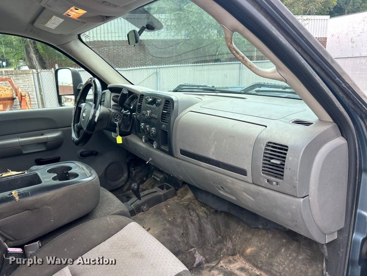 image for item ET3033 2007 Chevrolet Silverado 2500HD pickup truck